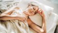 oudere vrouw slaapt lekker in bed