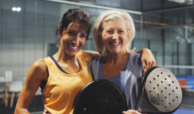 oudere vrouw met dochter padel spelen
