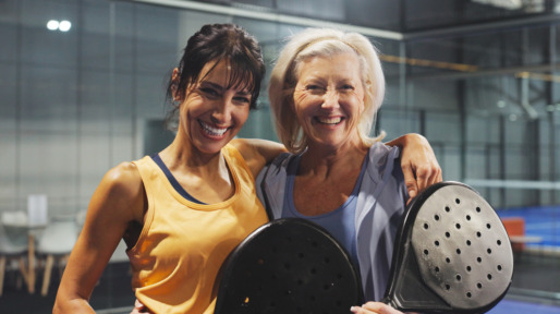 oudere vrouw met dochter padel spelen