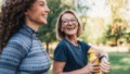 Vrouw checkt stappenteller op smartwatch