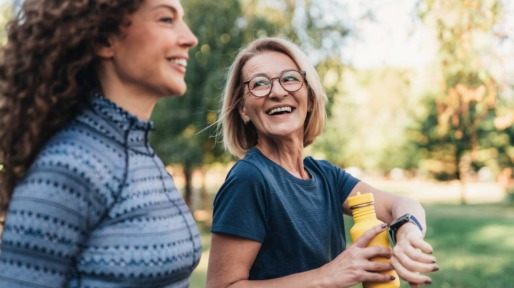 Vrouw checkt stappenteller op smartwatch