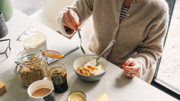Vrouw zit te ontbijten