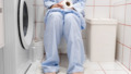 vrouw in pyjama op de wc