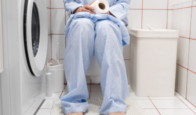 vrouw in pyjama op de wc