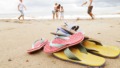 Slippers in het zand