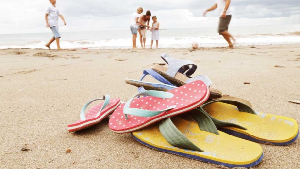 Slippers in het zand