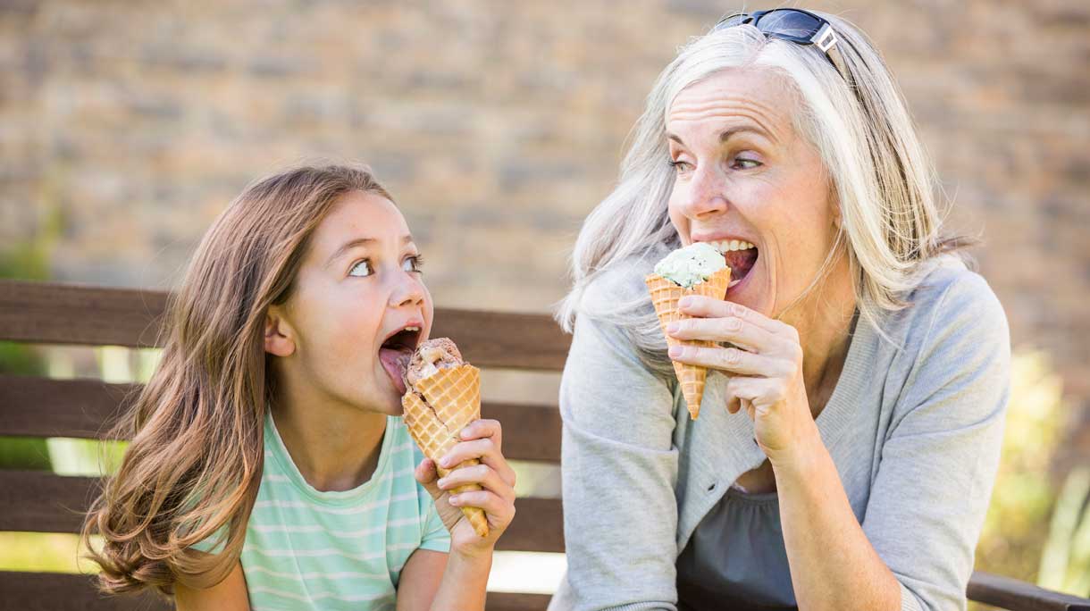 Oma eet ijsje met kleinkind