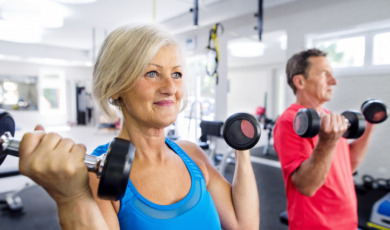 Dame en heer bezig met workout