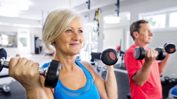 Dame en heer bezig met workout