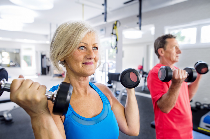 Dame en heer bezig met workout