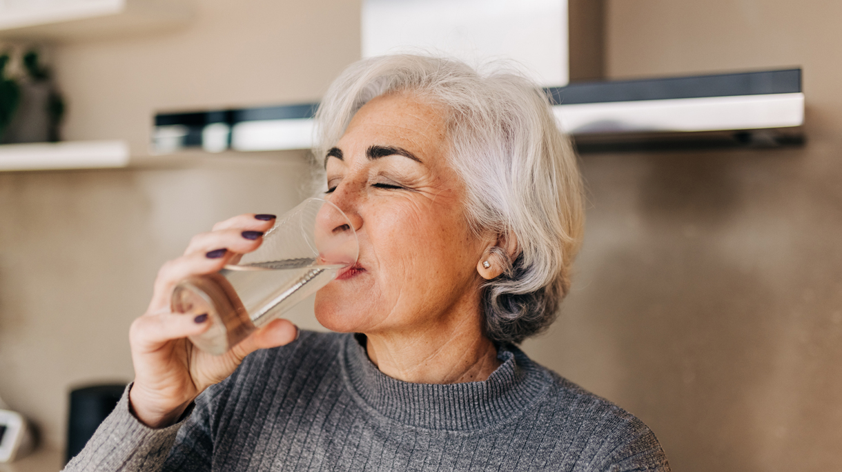 oudere vrouw drinkt water
