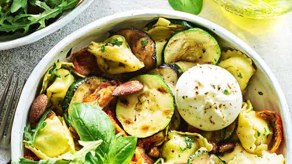 Salade van gevulde pasta met gegrilde groenten