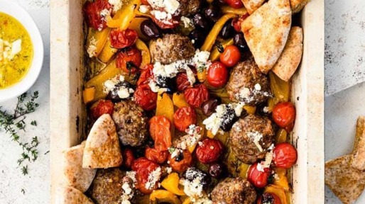 Recept: Griekse traybake met lamsgehaktburgers en frisse feta-tijmolie