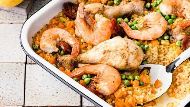 Spaanse paella-traybake met kip en gamba's