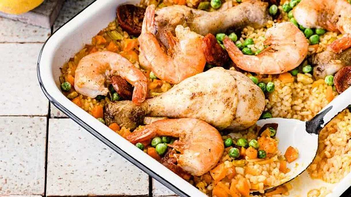 Spaanse paella-traybake met kip en gamba's