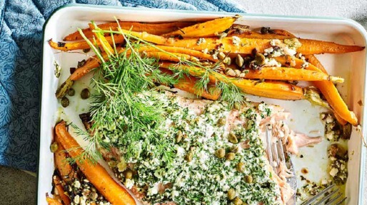 gebakken zalm met wortelen en yoghurtdressing