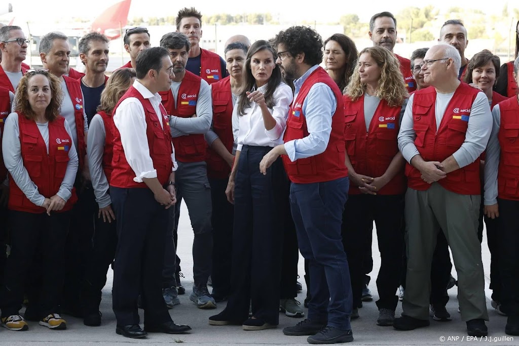 Letizia zwaait Spaans hulpteam voor Venezuela uit