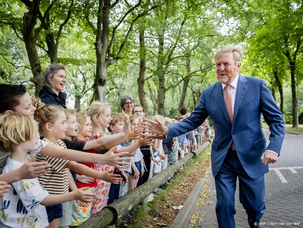 Koning highfivet met 'eindeloze' rij kinderen in Austerlitz