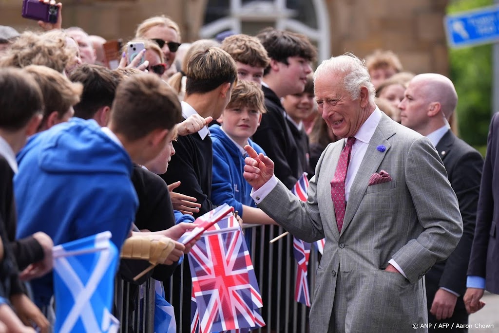 Koning Charles woont festiviteiten bij in Schotse plaats Jedburgh