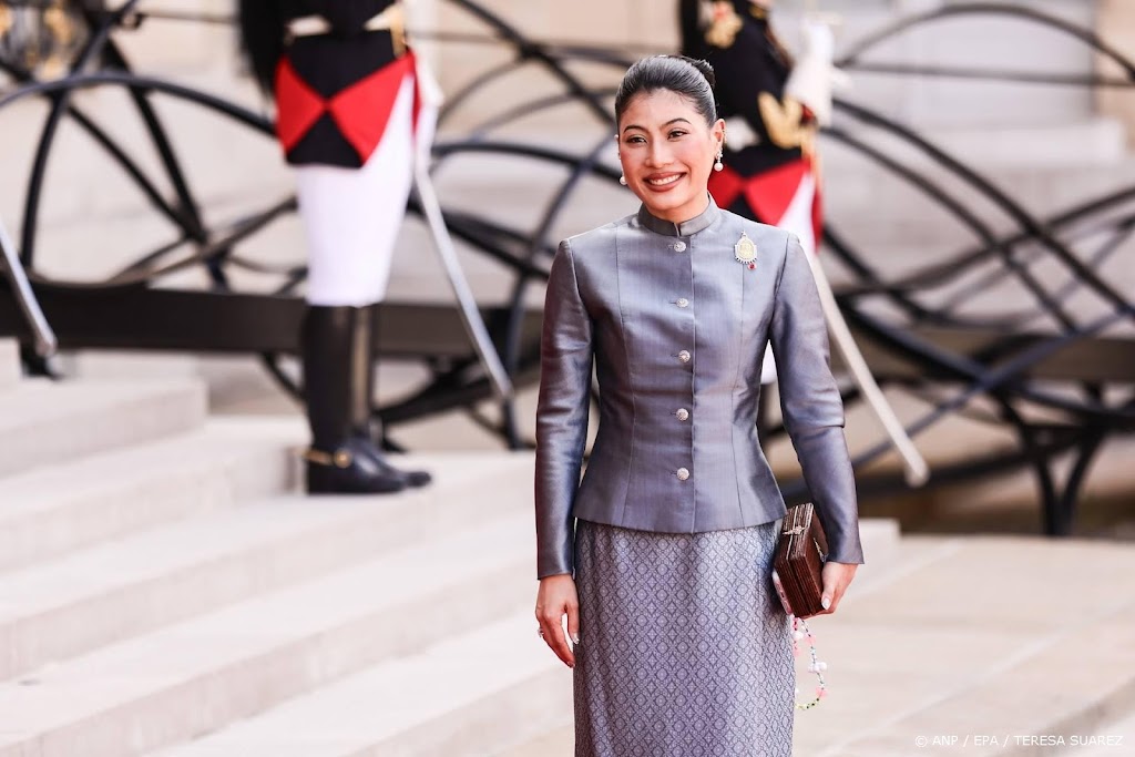 Thaise koningin reikt trofee uit aan winnaar golftoernooi