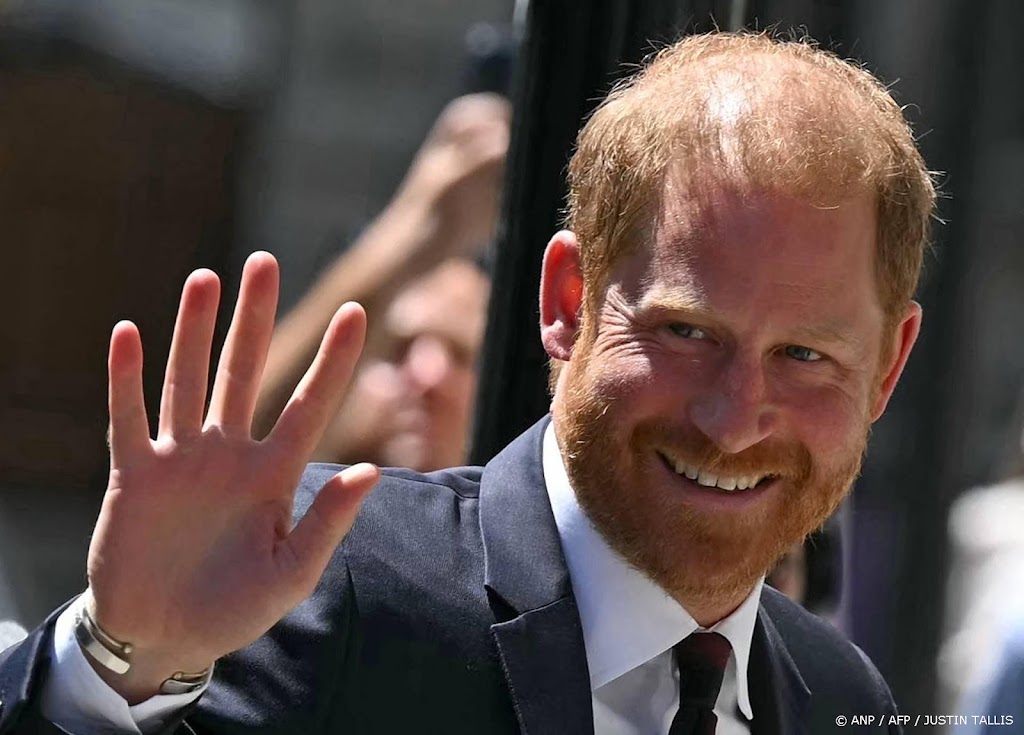 Harry zet bezoek aan VK voort buiten zicht van media