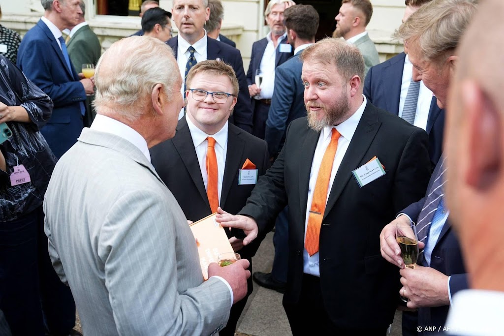 Charles krijgt sokken gemaakt door mensen met downsyndroom