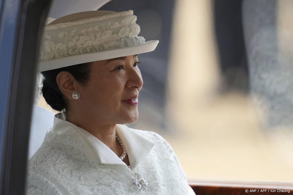 Keizerin Masako verricht oogst van zijderupsen