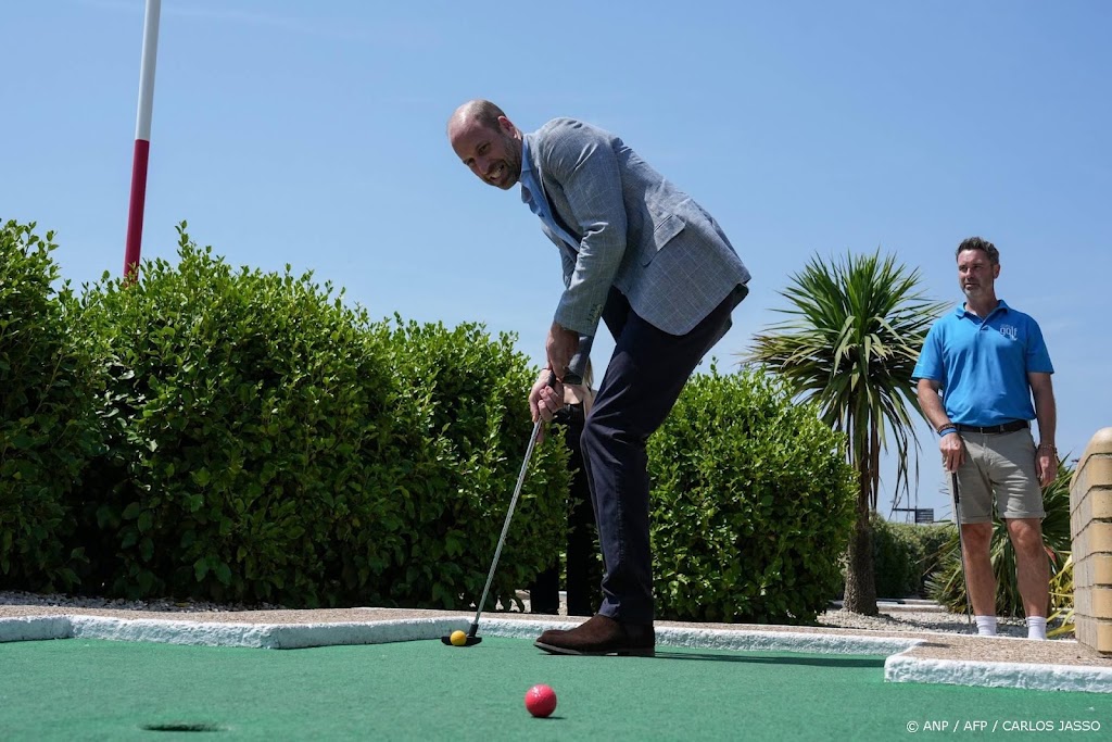 Prins William waagt zich aan potje minigolf