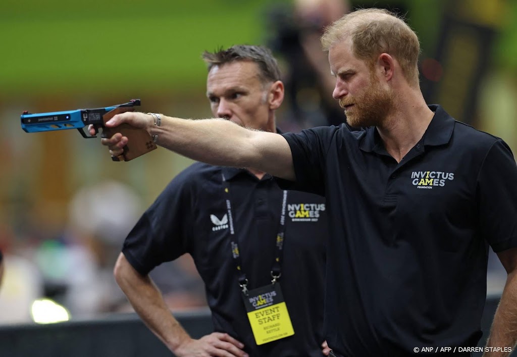 Harry slaat balletje en schiet met laserpistool in Birmingham