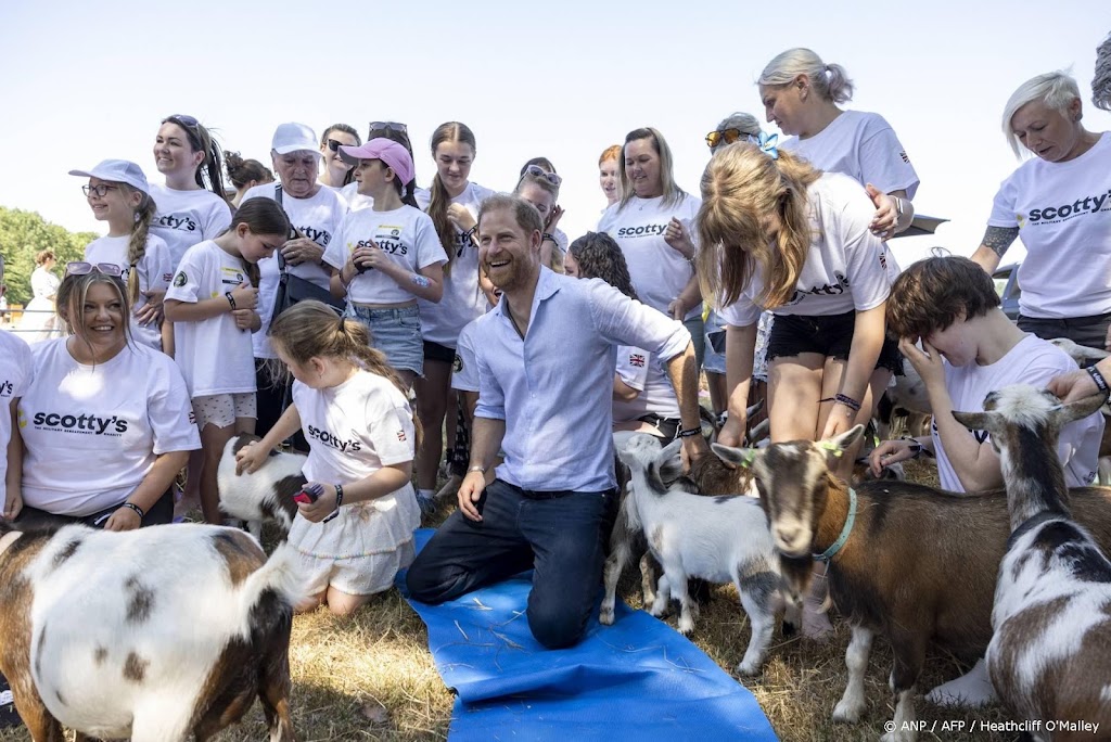 Prins Harry doet mee aan yogales met geiten