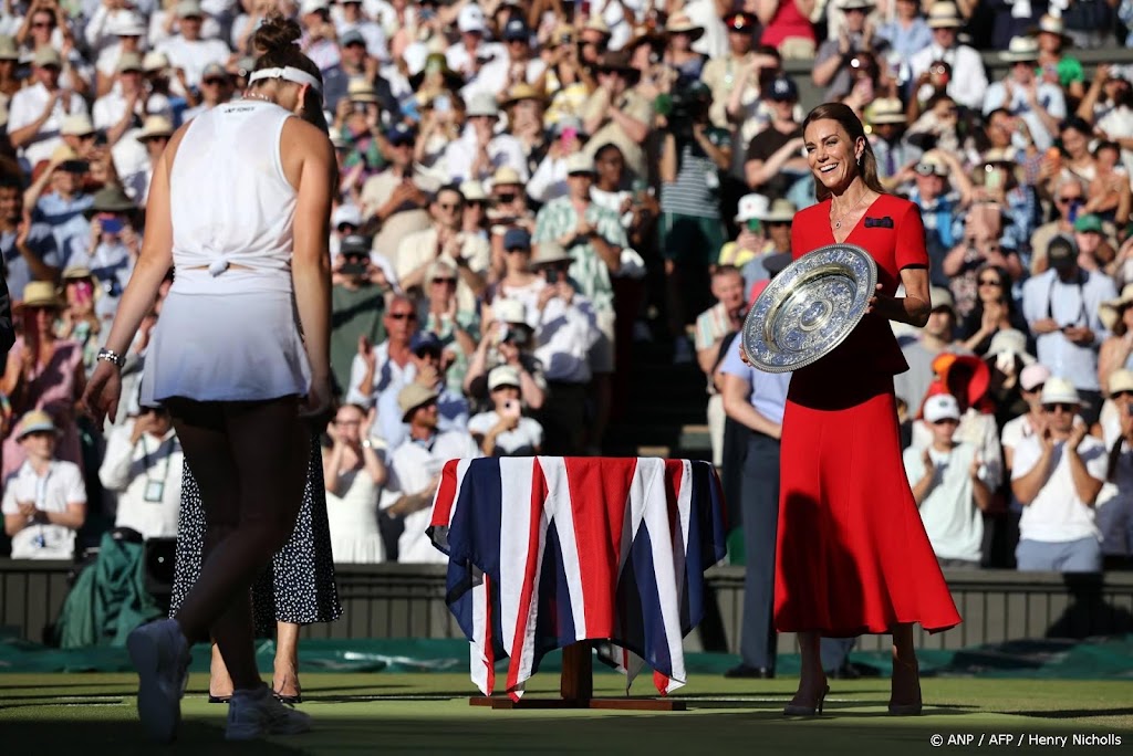 Catherine reikt schaal uit aan winnares Wimbledon