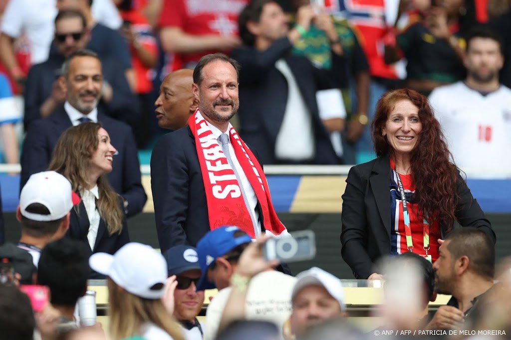 Haakon spreekt verliezende Noorse voetbalploeg toe