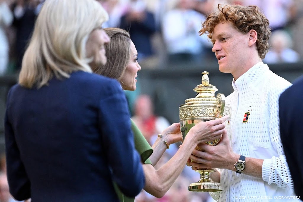 Catherine reikt trofee uit aan Jannik Sinner na Wimbledonfinale
