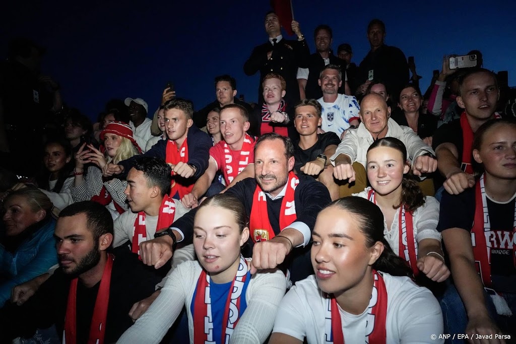 Noorse voetballers laten koning Harald wachten