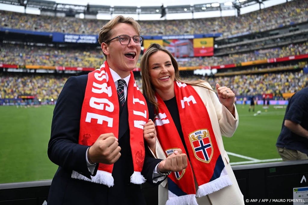 Noorse voetballers geland en onderweg naar koning Harald