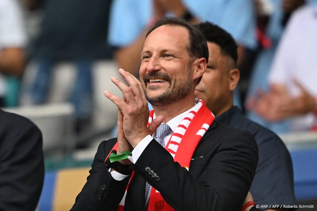 Haakon slaat op trom bij feestelijk roei-moment met Noors elftal