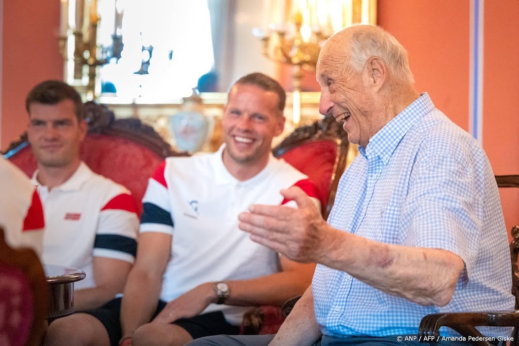 Harald pinkt tranen weg bij ontvangst Noorse voetballers