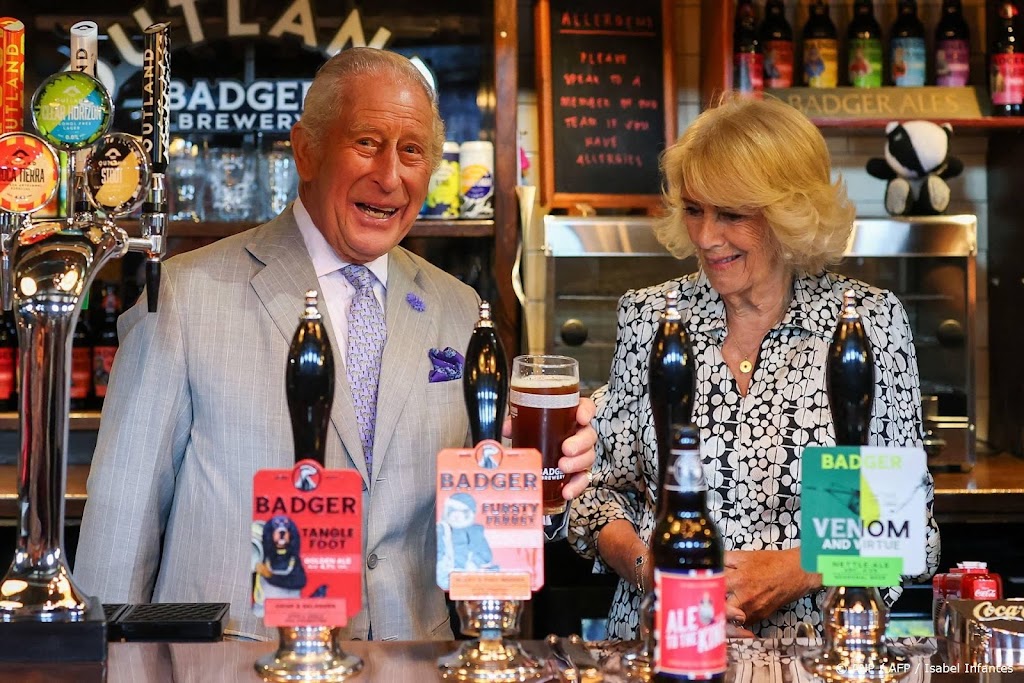 Charles tapt biertje: prima dag om zorgen weg te drinken
