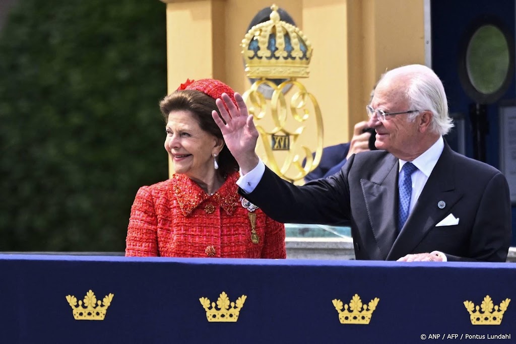Koningin Silvia met vingers in oren bij concert