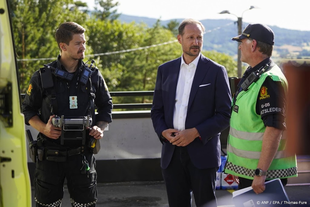 Haakon spreekt met hulpverleners na grote brand in Krokstadelva