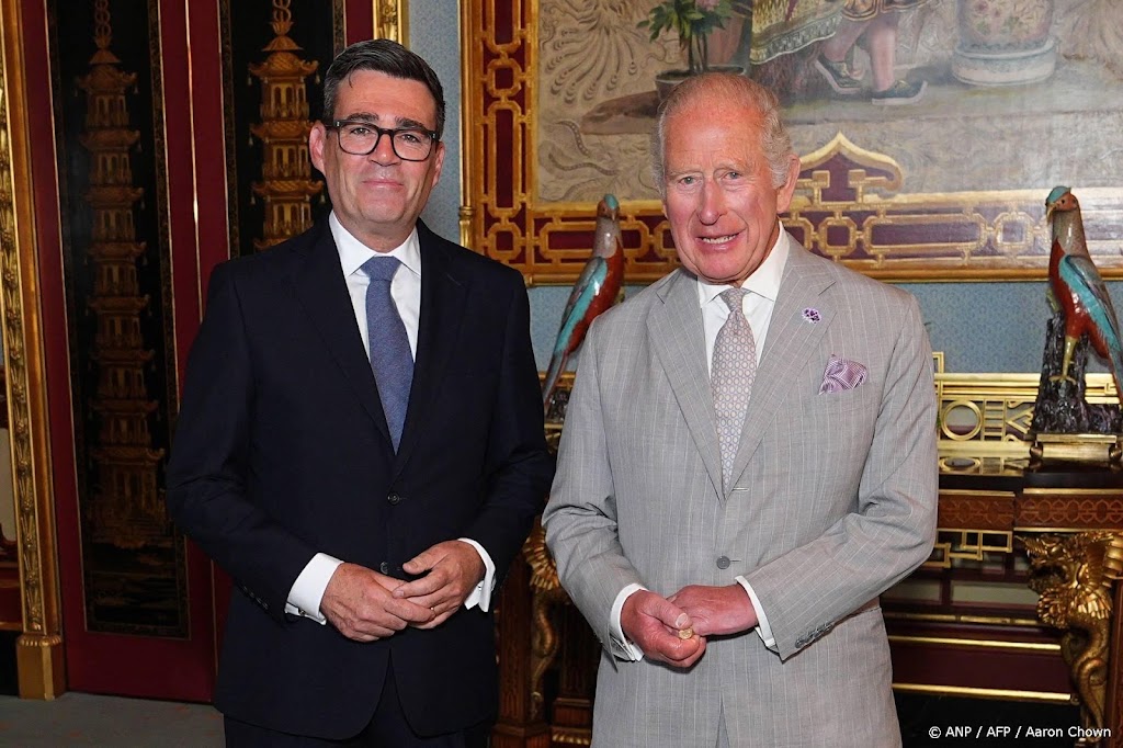 Burnham bezoekt Charles en is officieel nieuwe premier van het VK
