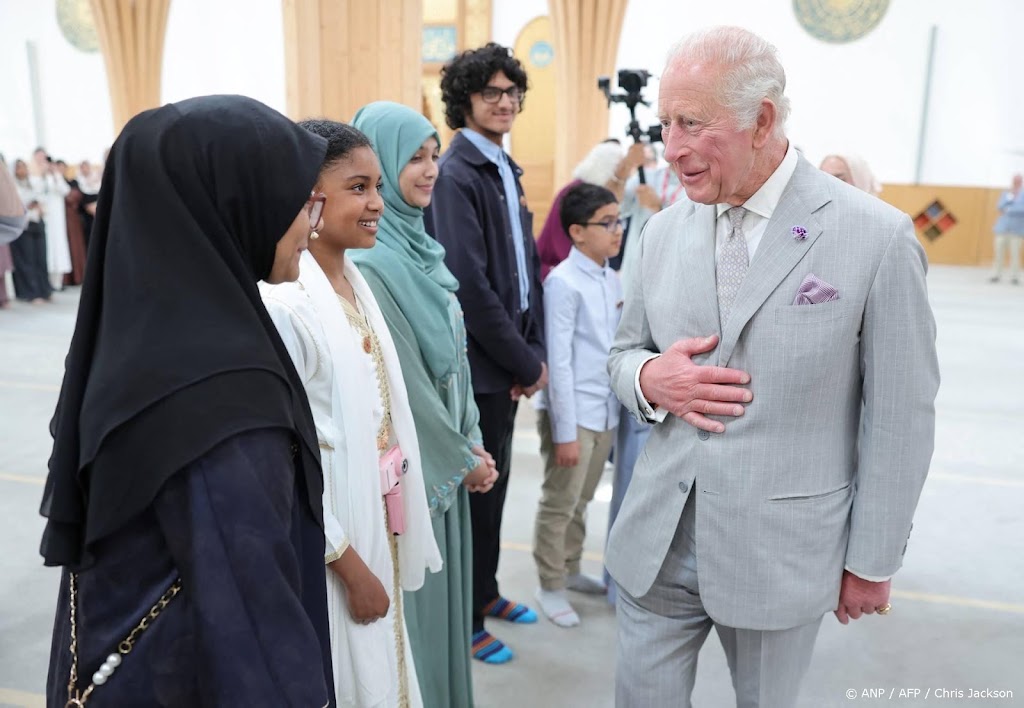 Koning Charles bezoekt multifunctionele moskee in Cambridge