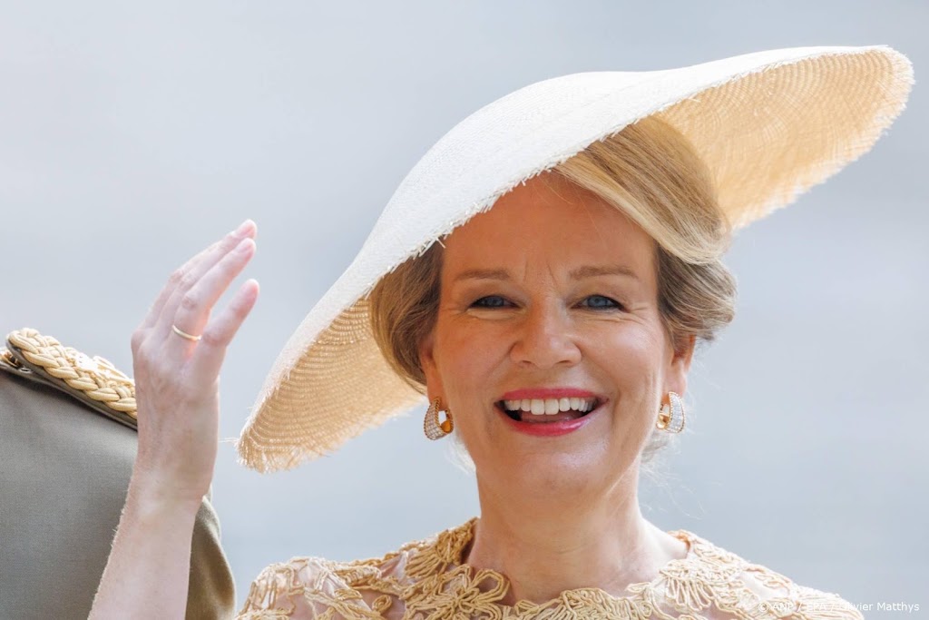 Mathilde gecharmeerd van paarden bij Belgische openluchtbeurs