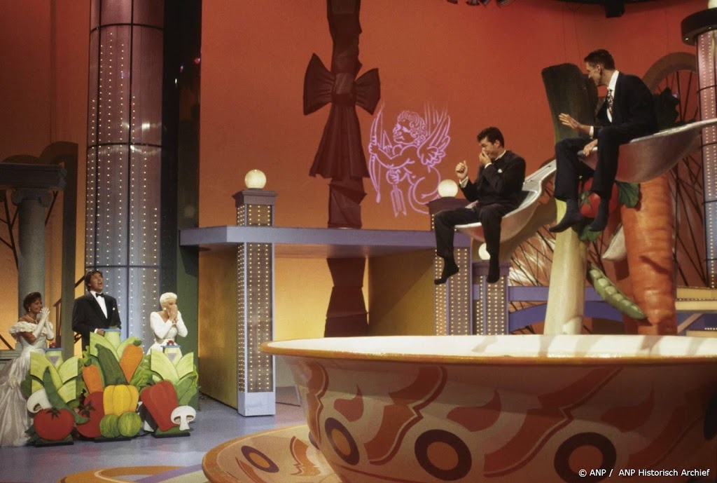 Decorontwerper van iconische tv-shows en songfestival geridderd