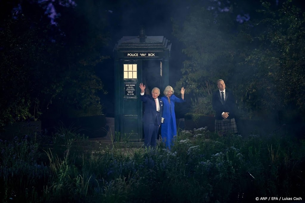 Charles en Camilla verrassen met entree in Doctor Who-tijdmachine