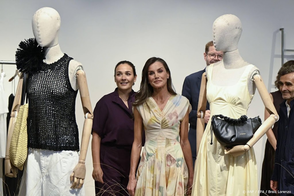 Letizia draagt Adolfo Domínguez bij bezoek aan jarig modehuis