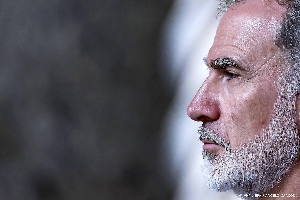 Felipe laat zich bijpraten over situatie natuurbranden