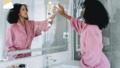 moderne badkamer met interactieve spiegel
