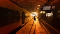 man rent naar de trein