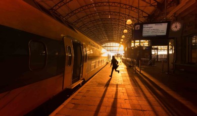 man rent naar de trein